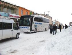 Mahsur yolculara kaymakam sahip çıktı